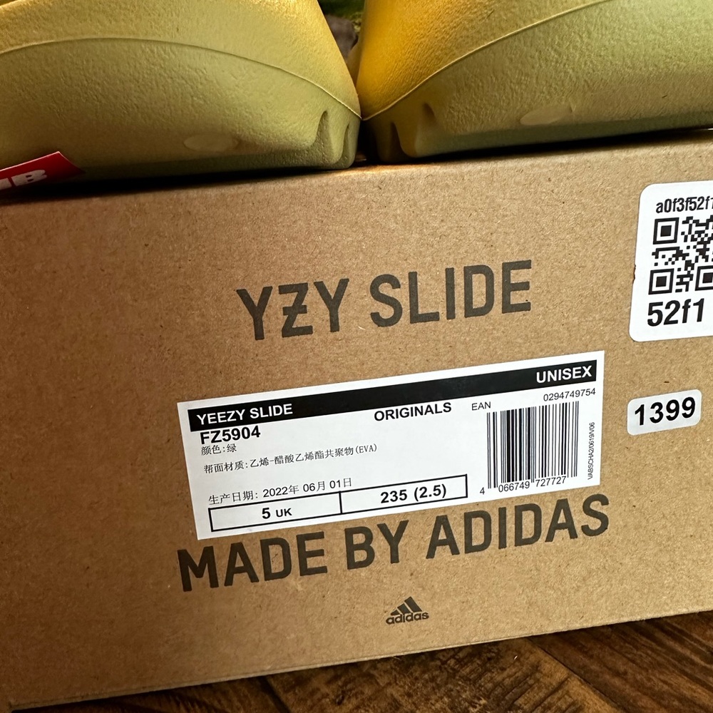 Yeezy Slides - Picture 2 of 3